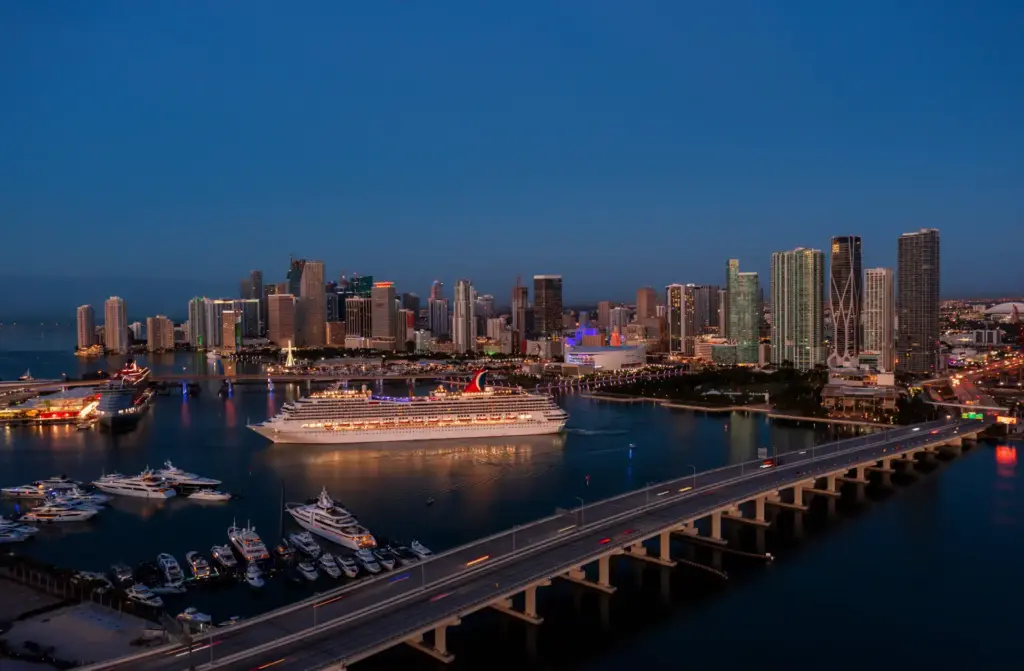 Kreuzfahrtschiff vor Miami bei Nacht