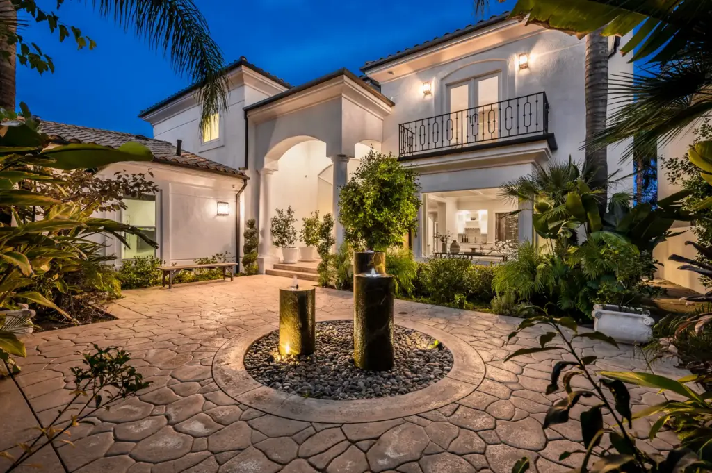 Luxus Villa am Abend