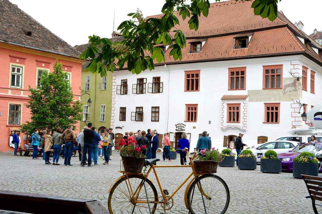 Platz in der Altstadt von Schäßburg (Sighișoara) mit dem weißen Hirschhaus und bunten Bürgerhäusern